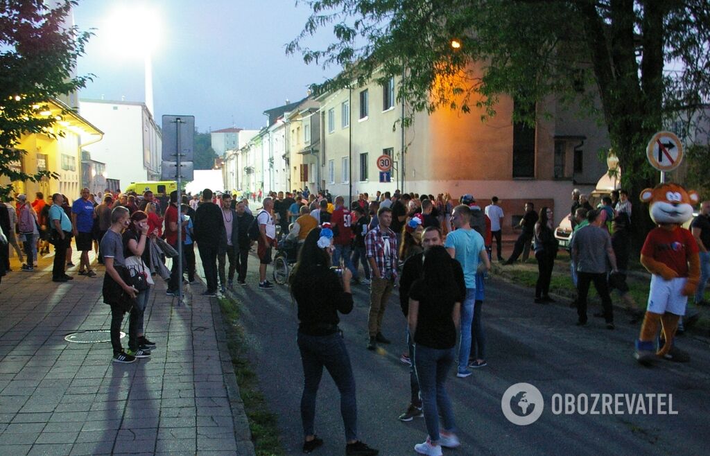 Біля стадіону в Угерське-Градіште буквально впритул стоїть житловий будинок