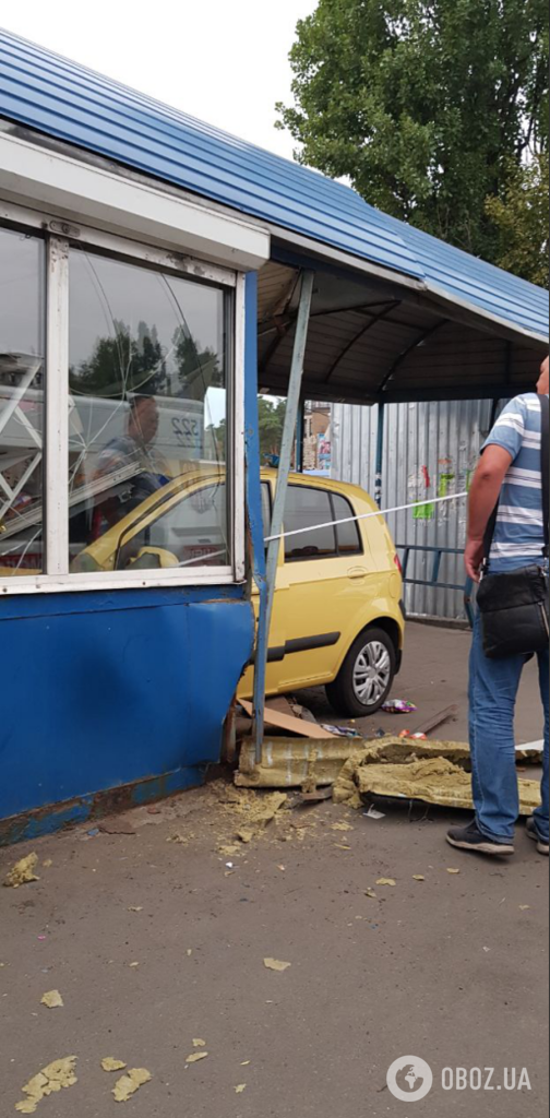 В Киеве автомобиль влетел в остановку. Фотофакт