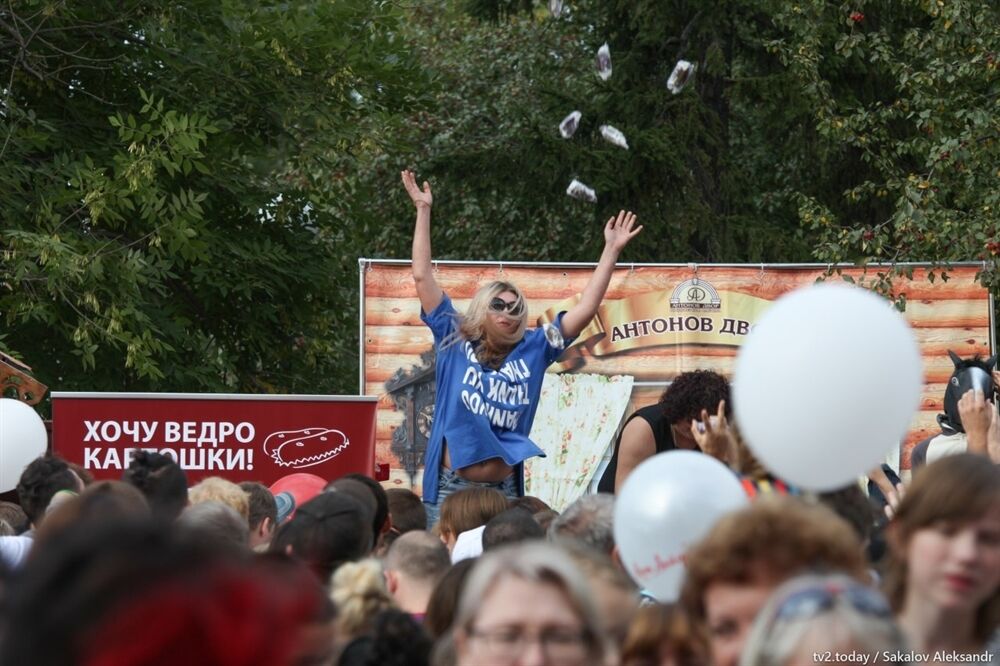 Піца з лопати і "картопля" на голову: росіяни влаштували тисняву через їжу на святі