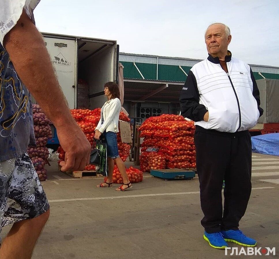 Ближайшего экс-соратника Януковича ''засекли'' на рынке в Киеве: фото
