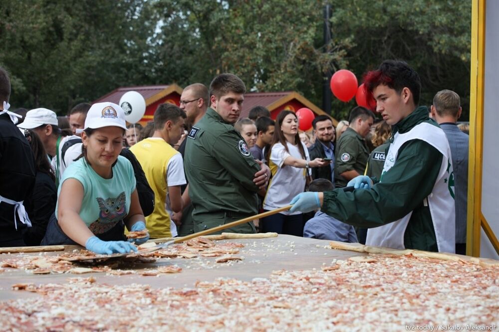  Пицца с лопаты и "картошка" на голову: россияне устроили давку из-за еды на празднике