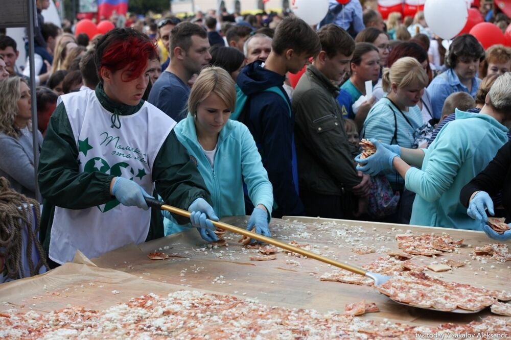  Пицца с лопаты и "картошка" на голову: россияне устроили давку из-за еды на празднике