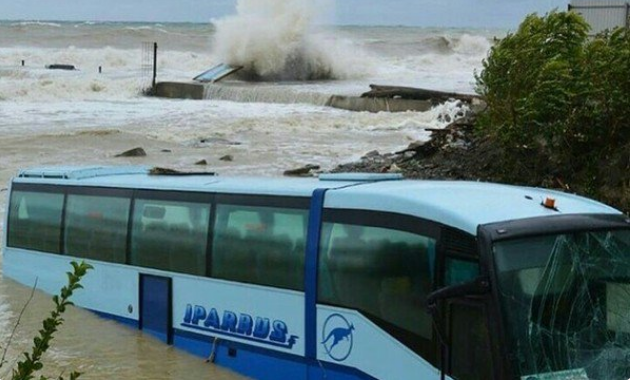 Прикордонне до Криму місто "затонуло": у море змило цілий автобус. Фото і відео стихії