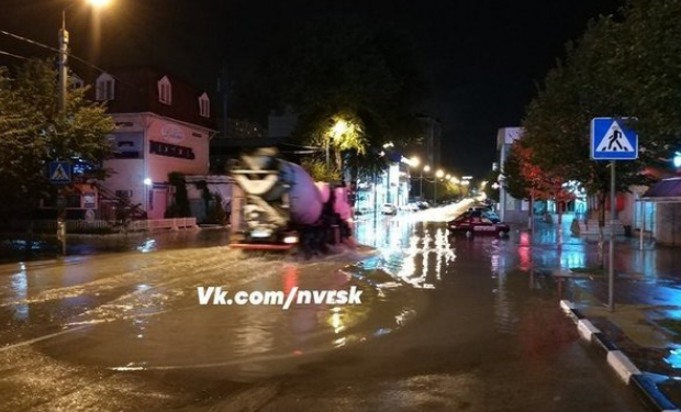 Прикордонне до Криму місто "затонуло": у море змило цілий автобус. Фото і відео стихії