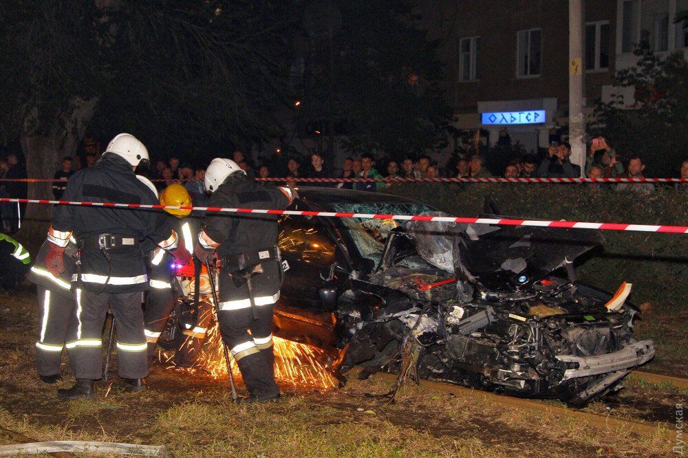 В Одесі BMW влетів у натовп людей: є жертви. Фото і відео 18+