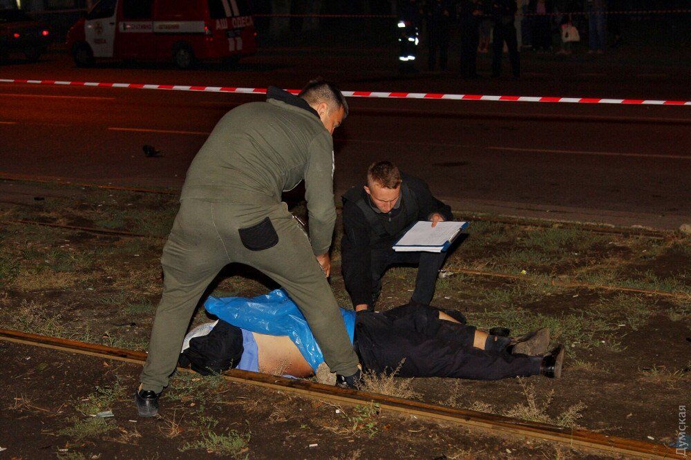 В Одессе BMW влетел в толпу пешеходов: есть жертвы и пострадавшие. Фото и видео 18+
