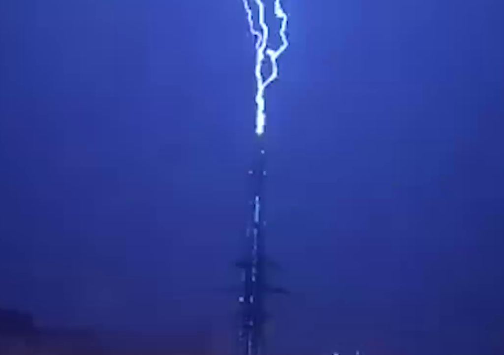 Молния "поразила" самое высокое здание Европы: впечатляющее видео
