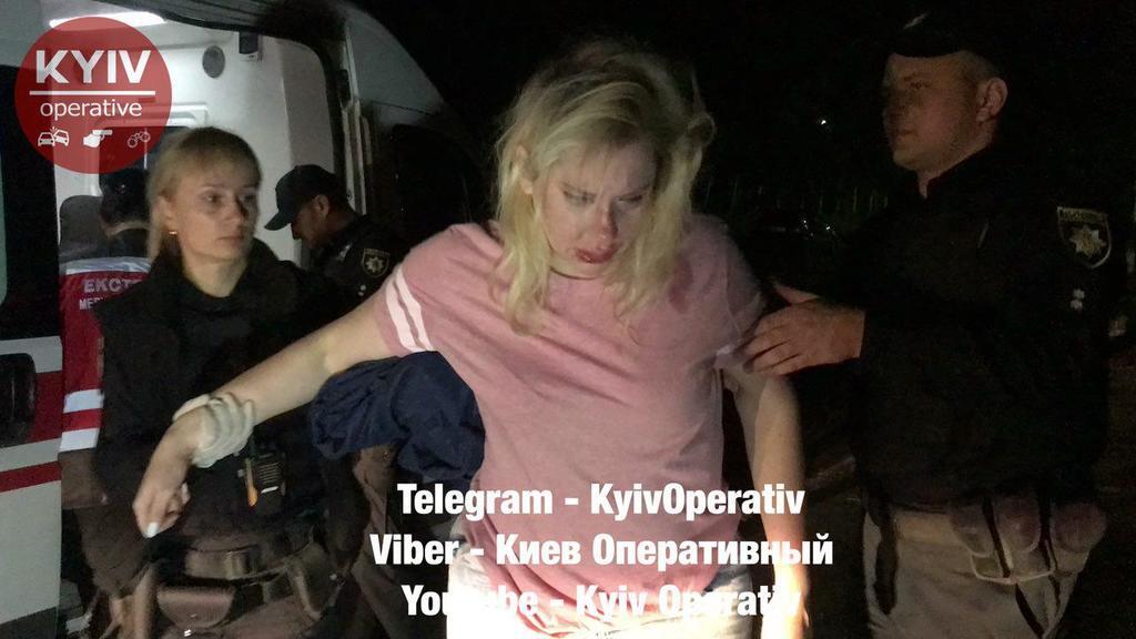 С разгона в столб: неадекватная киевлянка устроила пьяную истерику полиции. Дикие кадры