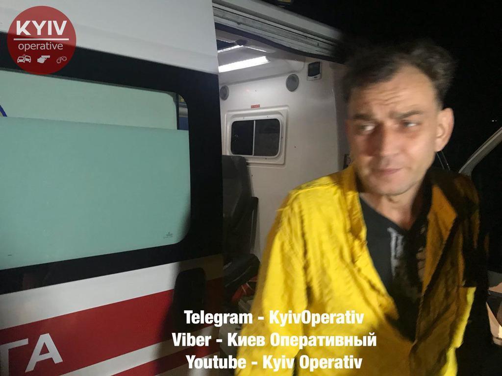 С разгона в столб: неадекватная киевлянка устроила пьяную истерику полиции. Дикие кадры