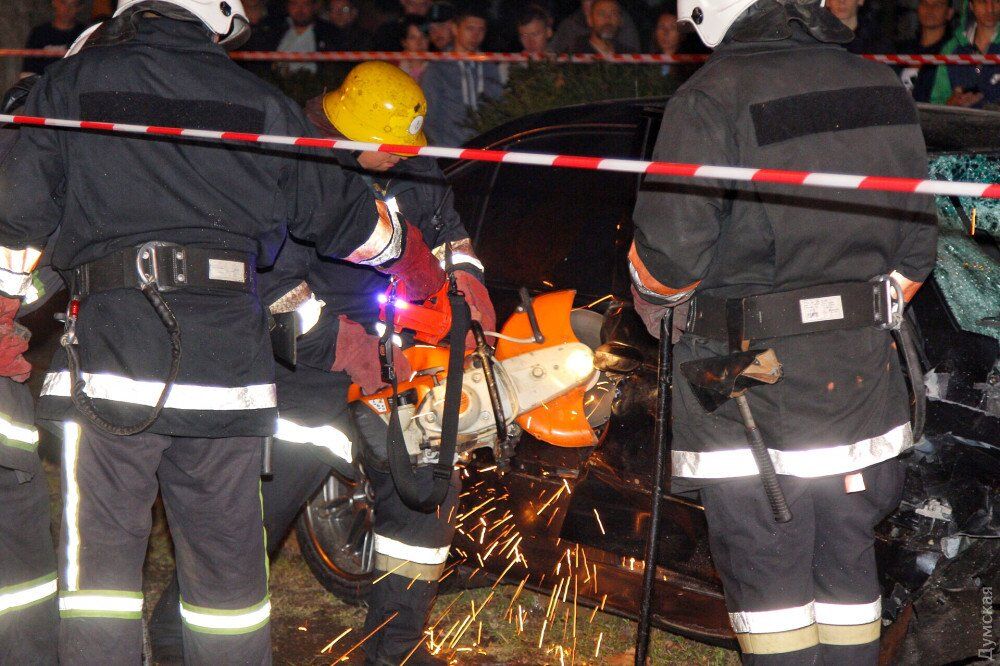 В Одессе BMW врезался в остановку с людьми: фоторепортаж с места трагедии 18+