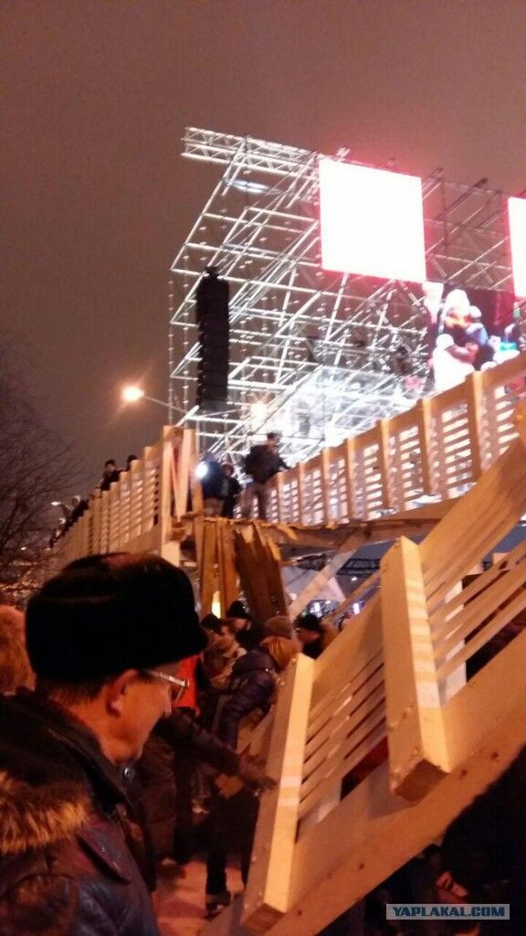 Мост рухнул на людей: в Москве произошло жуткое ЧП в новогоднюю ночь