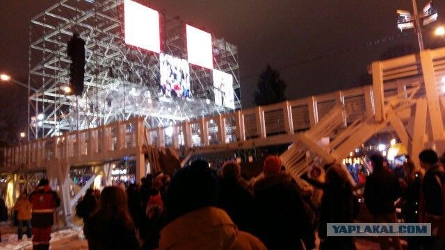 Мост упал на людей: в Москве — жуткое ЧП в новогоднюю ночь