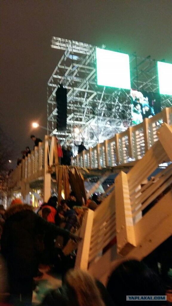 Мост упал на людей: в Москве — жуткое ЧП в новогоднюю ночь