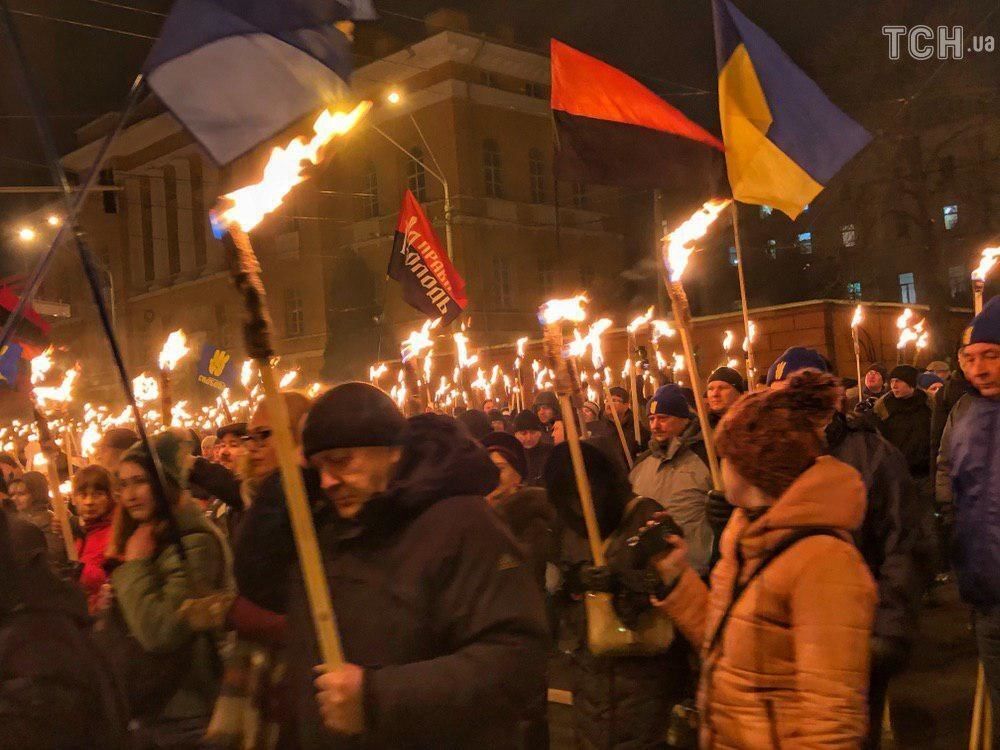 Снеговики и ''Героям слава!'' В Киеве прошел уникальный марш в честь Бандеры