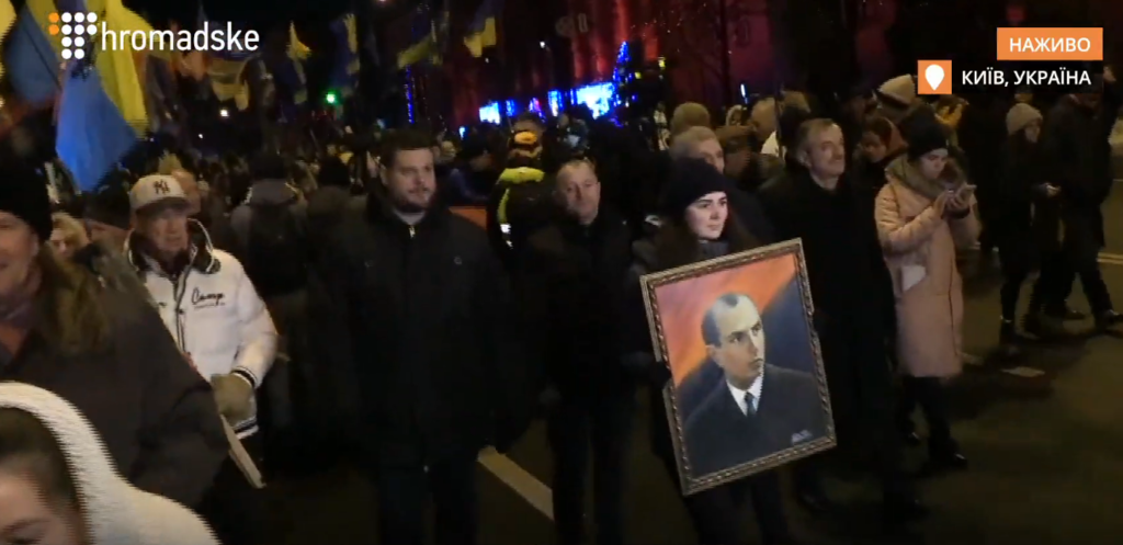 Сніговики і ''Героям слава!'' У Києві пройшов унікальний марш на честь Бандери. Усі подробиці
