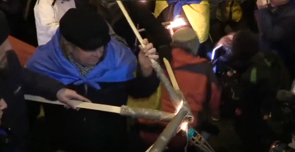 Снеговики и ''Героям слава!'' В Киеве прошел уникальный марш в честь Бандеры