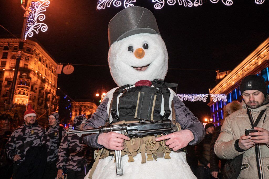 Снеговики и ''Героям слава!'' В Киеве прошел уникальный марш в честь Бандеры