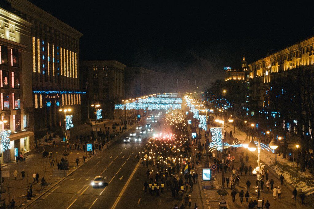 Снеговики и ''Героям слава!'' В Киеве прошел уникальный марш в честь Бандеры