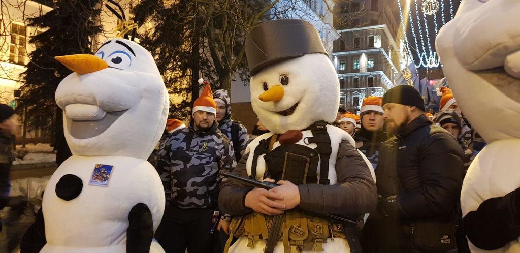 Сніговики і ''Героям слава!'' У Києві пройшов унікальний марш на честь Бандери. Усі подробиці