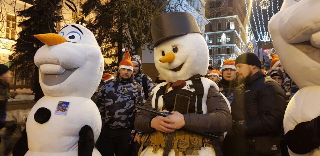 Снеговики и ''Героям слава!'' В Киеве прошел уникальный марш в честь Бандеры. Все подробности