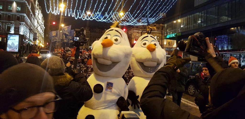 Снеговики и ''Героям слава!'' В Киеве прошел уникальный марш в честь Бандеры