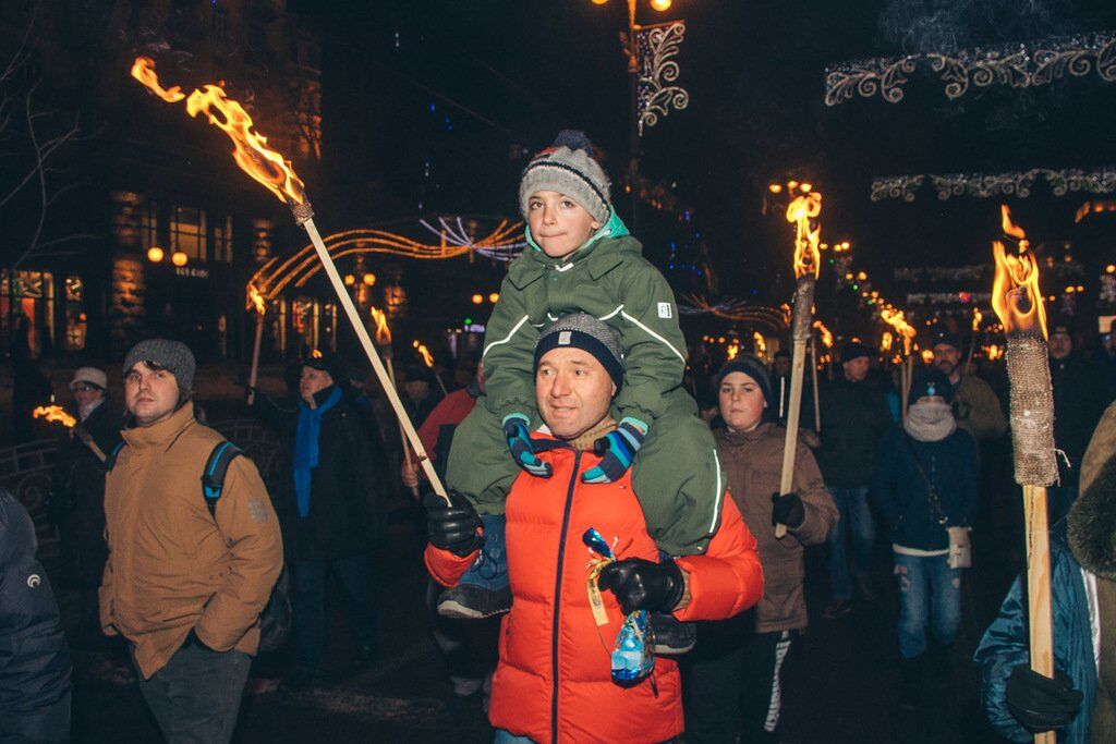Снеговики и ''Героям слава!'' В Киеве прошел уникальный марш в честь Бандеры