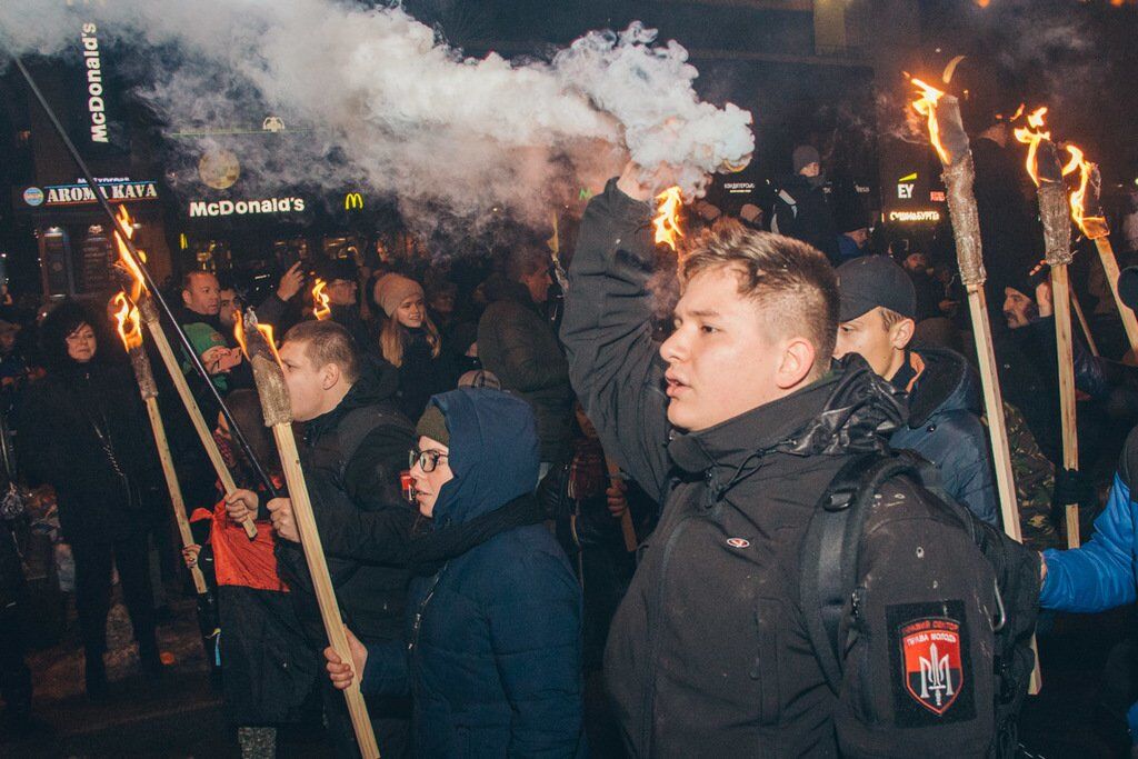 Снеговики и ''Героям слава!'' В Киеве прошел уникальный марш в честь Бандеры