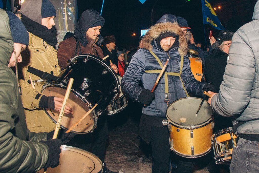 Снеговики и ''Героям слава!'' В Киеве прошел уникальный марш в честь Бандеры