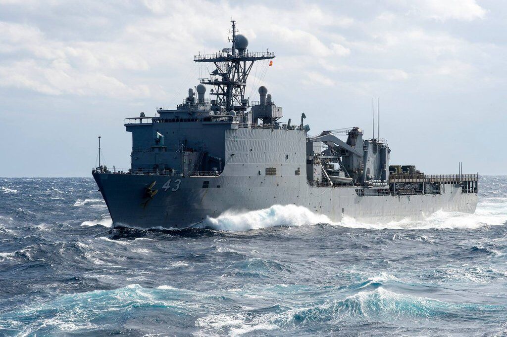 Десантный корабль USS FortMcHenry ВМС США