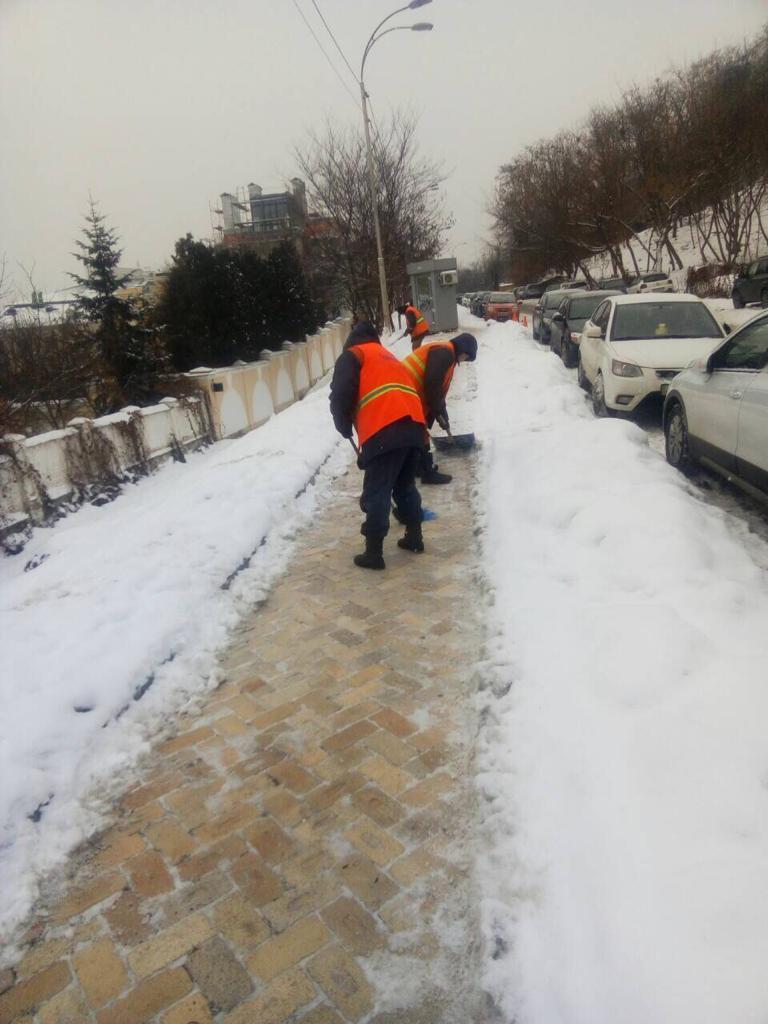 Комунальники обробили дороги проти ожеледиці - КМДА