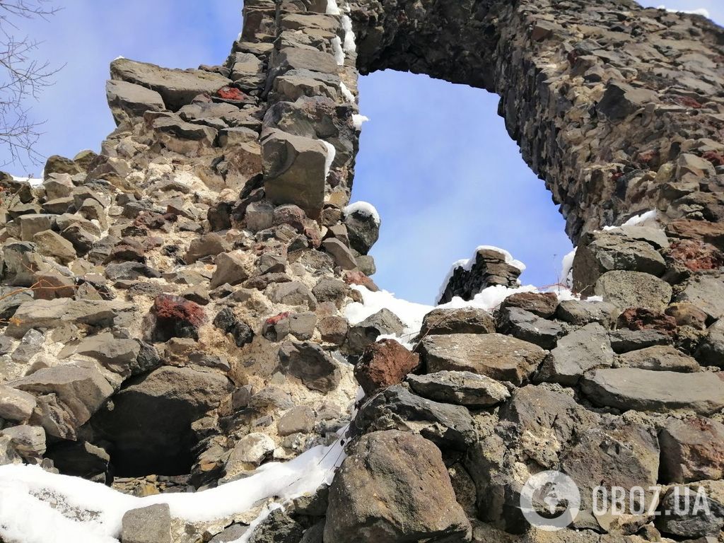 Зруйнований 400 років тому: як виглядає Невицький замок взимку