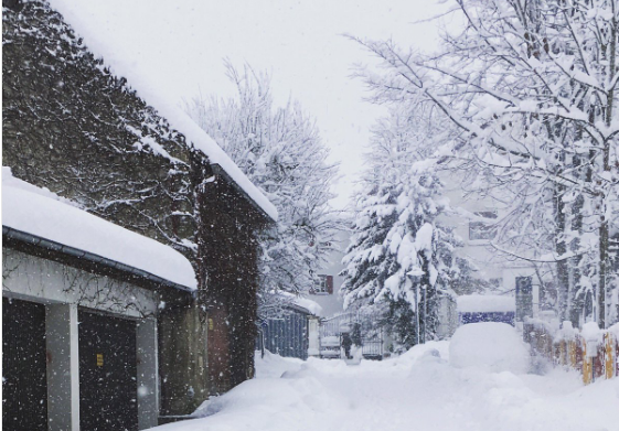 Популярный горнолыжный курорт Европы замело снегом: яркие фото