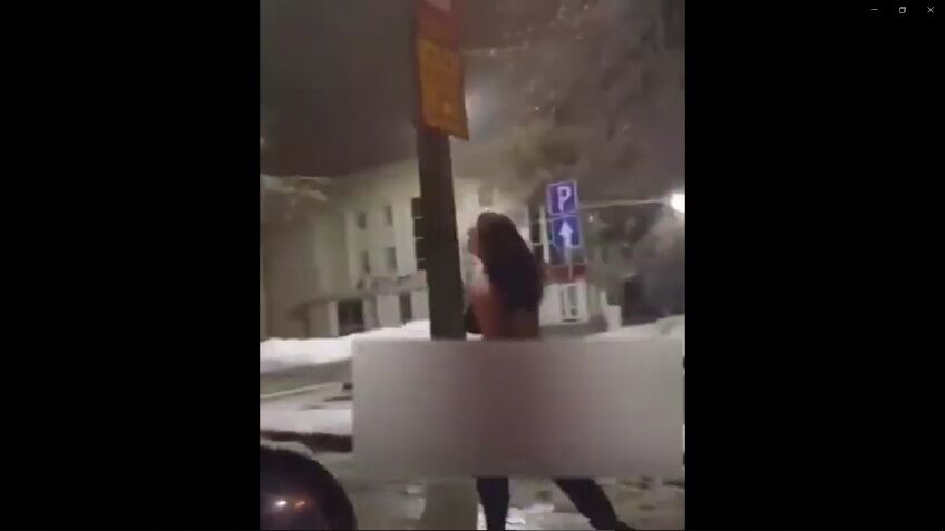''А якби замерзла'': у Кропивницькому розгулювала дівчина в одній білизні. Відеофакт