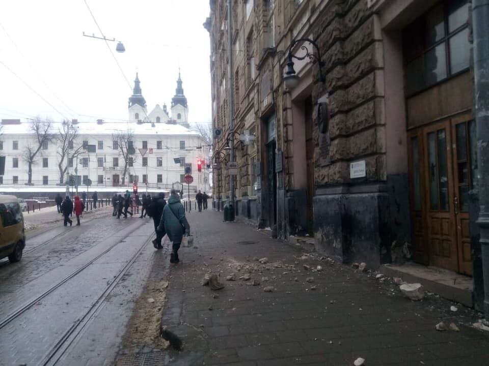 Во Львове произошло ЧП с историческим зданием: фото