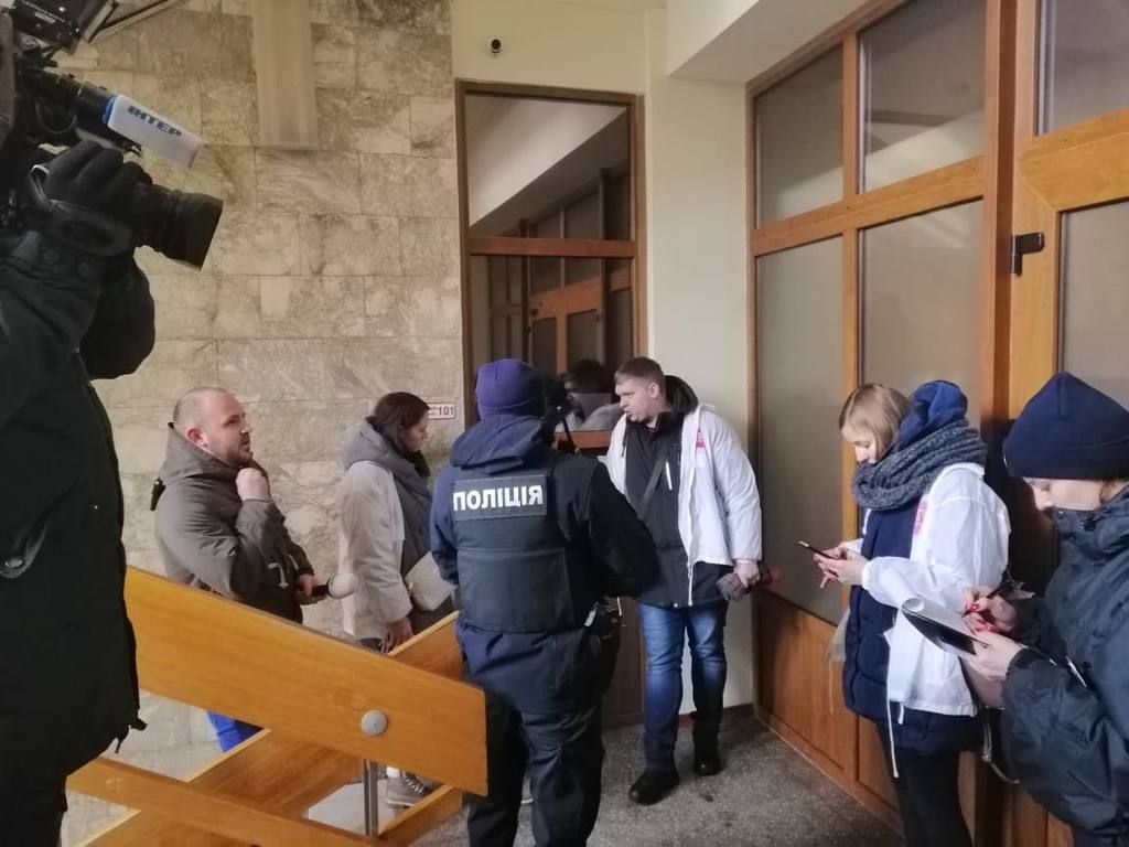 Работники АРМА спрятались от журналистов