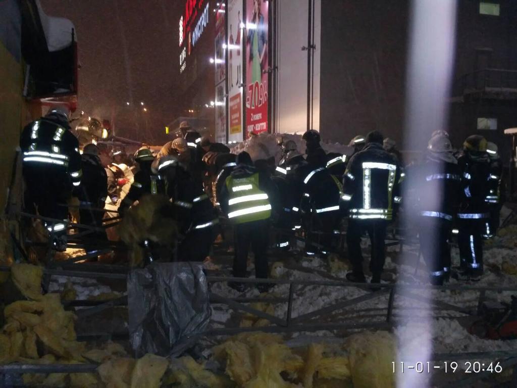 У Харкові впав дах торгового павільйону: є постраждалі