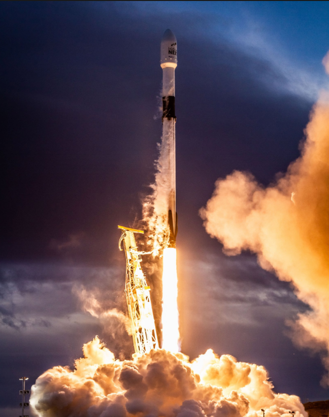 SpaceX запустил ракету Falcon-9 с 10 спутниками: захватывающие фото и видео