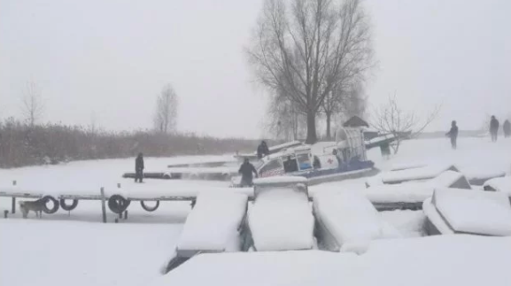 На Київщині люди провалилися під воду: рятувальники шукають тіла