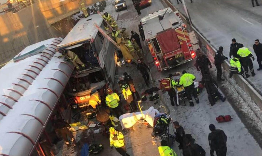 Люди вилітали із вікон: у Канаді двоповерховий автобус протаранив зупинку, є жертви
