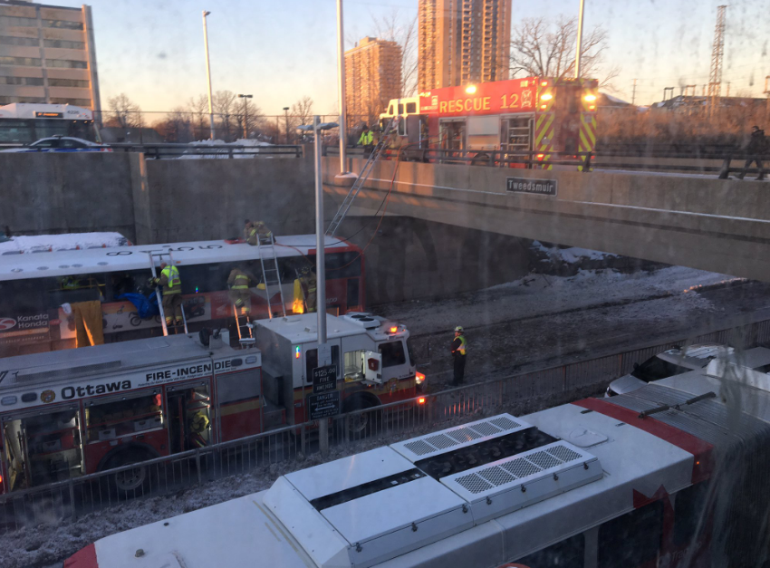 Люди вылетали из окон: в Канаде двухэтажный автобус протаранил остановку, есть жертвы