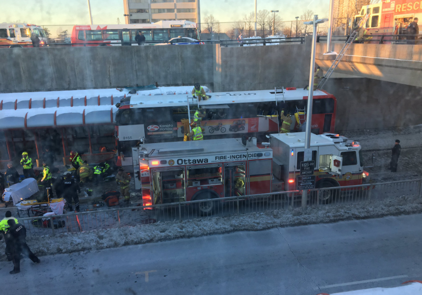 Люди вилітали із вікон: у Канаді двоповерховий автобус протаранив зупинку, є жертви