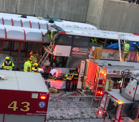 Люди вылетали из окон: в Канаде двухэтажный автобус протаранил остановку, есть жертвы