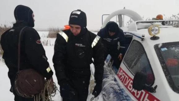 На Киевщине люди провалились под воду: спасатели ищут тела