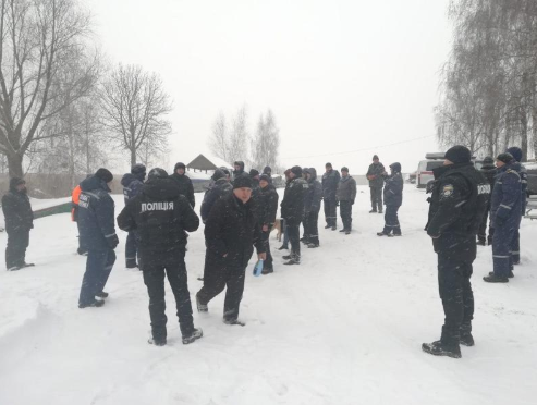 На Киевщине люди провалились под воду: спасатели ищут тела