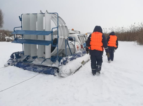 На Київщині люди провалилися під воду: рятувальники шукають тіла