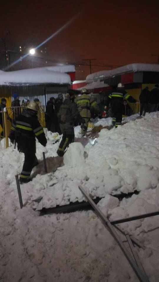 В Харькове крыша рынка упала на людей: данные о пострадавших