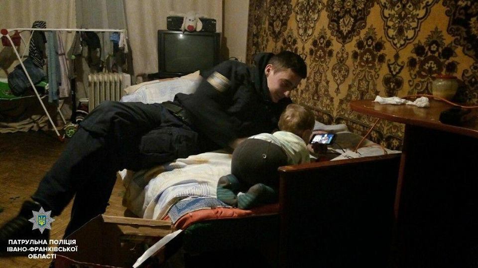 Кинули самого у квартирі: в Івано-Франківську сталася НП з дворічною дитиною