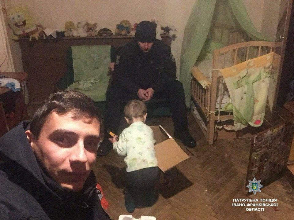 Бросили одного в квартире: в Ивано-Франковске случилось ЧП с двухлетним ребенком