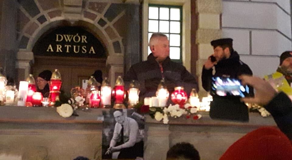 Польща піднялася на масові мітинги через загибель мера Гданська: вражаючі фото і відео