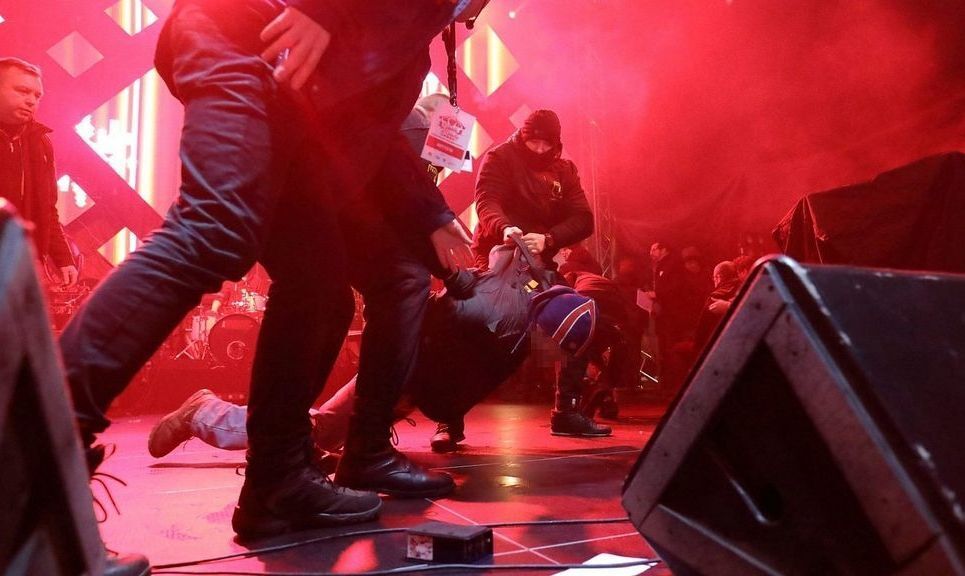 Ударили ножом на сцене: в Польше произошло жестокое нападение на мэра Гданьска